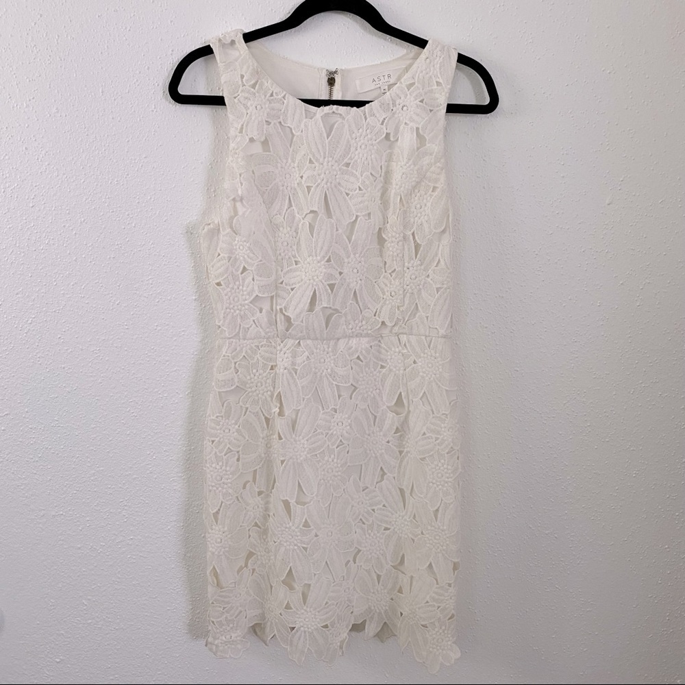 ASTR The Label White Textured Floral Bodycon Dress Sz. Medium